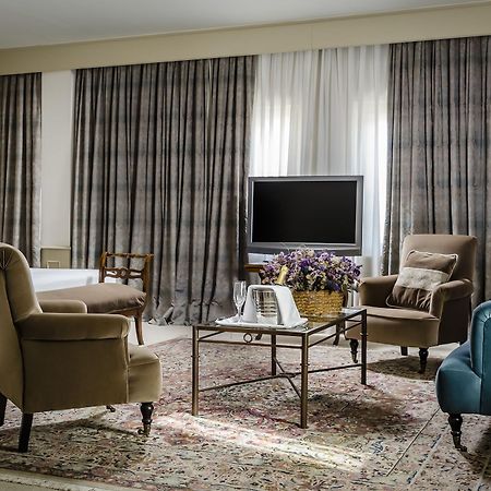 โรงแรมกรัน ลา เปร์ลา ปัมโปลนา ภายนอก รูปภาพ A living room