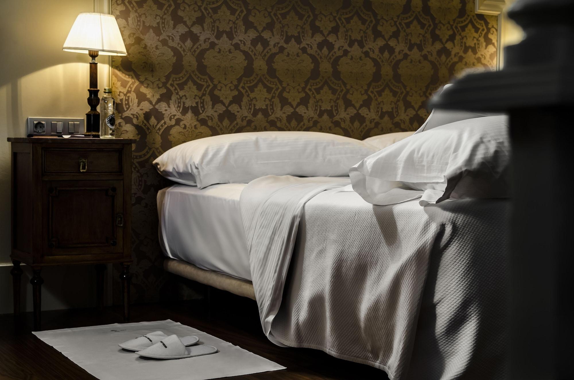โรงแรมกรัน ลา เปร์ลา ปัมโปลนา ภายนอก รูปภาพ A bed with a silk sheet