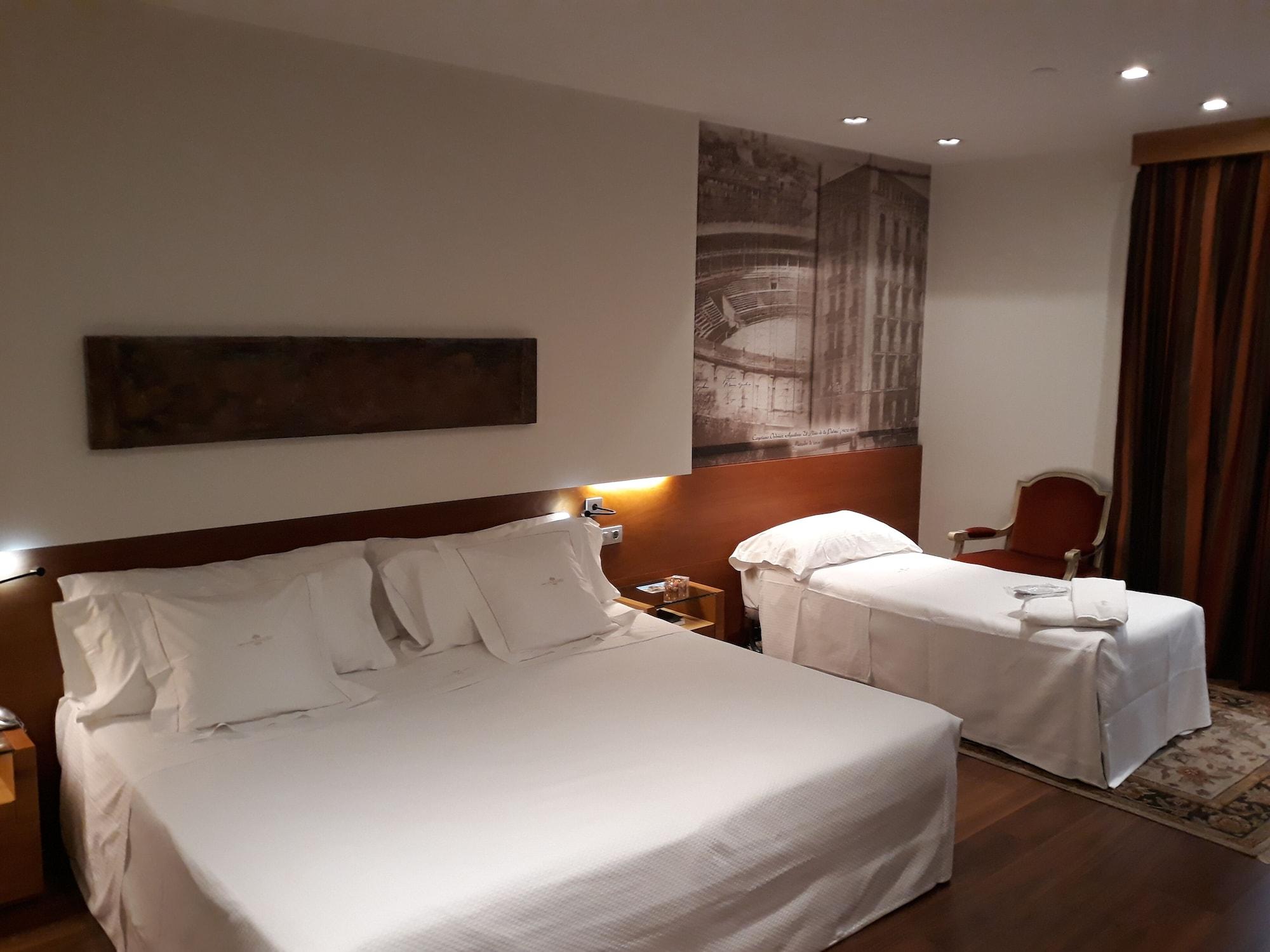 โรงแรมกรัน ลา เปร์ลา ปัมโปลนา ภายนอก รูปภาพ A room at the hotel