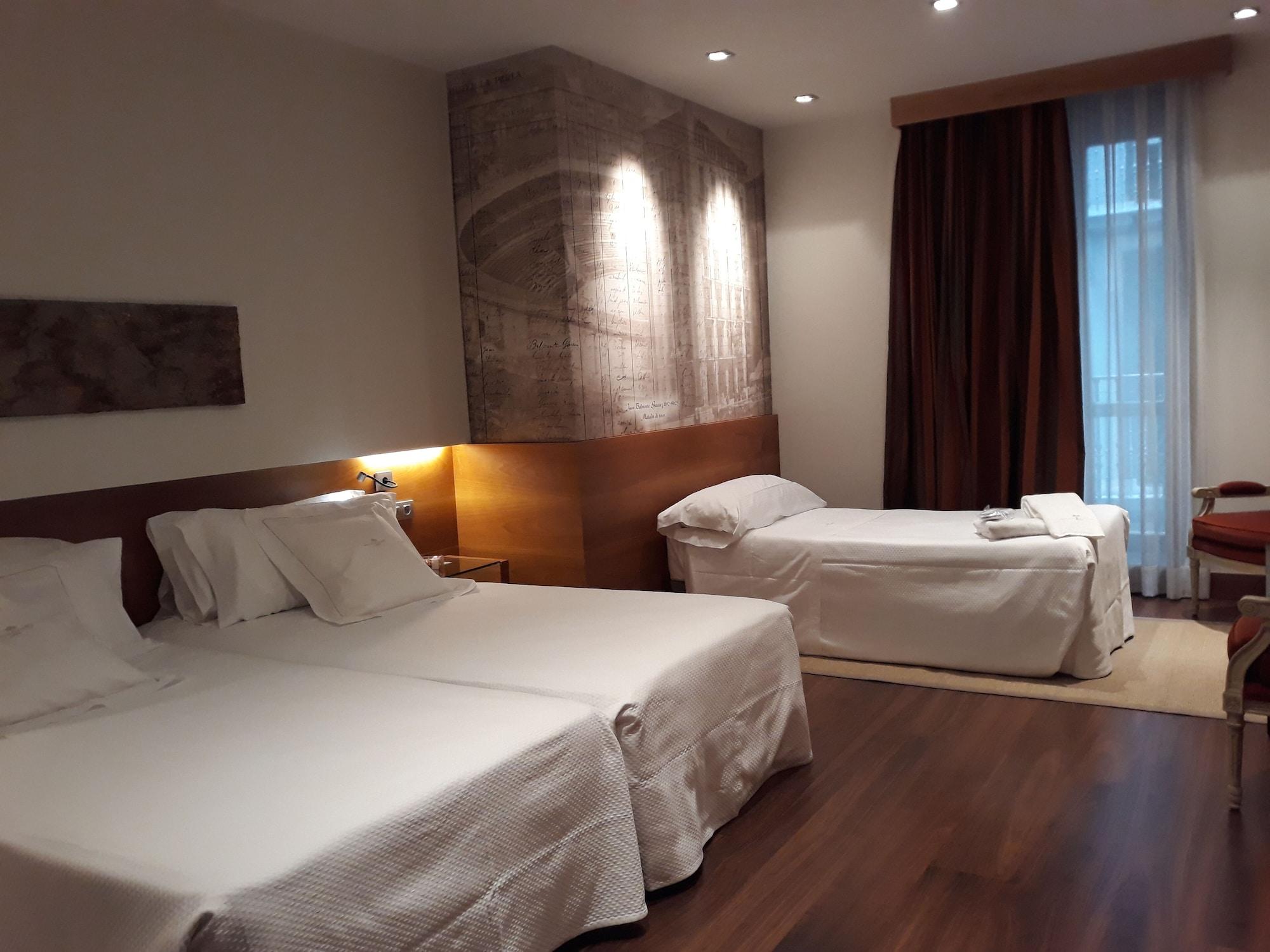 โรงแรมกรัน ลา เปร์ลา ปัมโปลนา ภายนอก รูปภาพ A room at the hotel