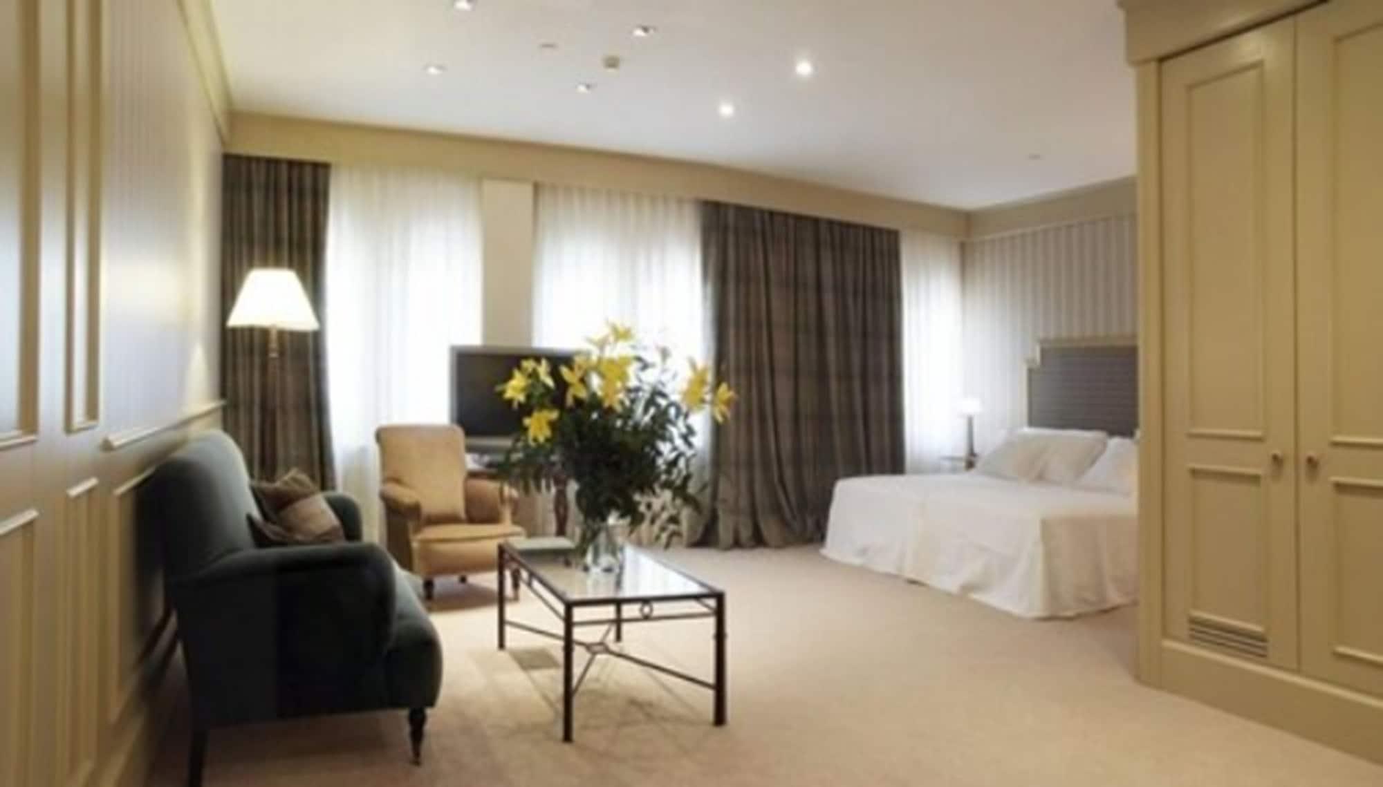 โรงแรมกรัน ลา เปร์ลา ปัมโปลนา ภายนอก รูปภาพ A room at the hotel