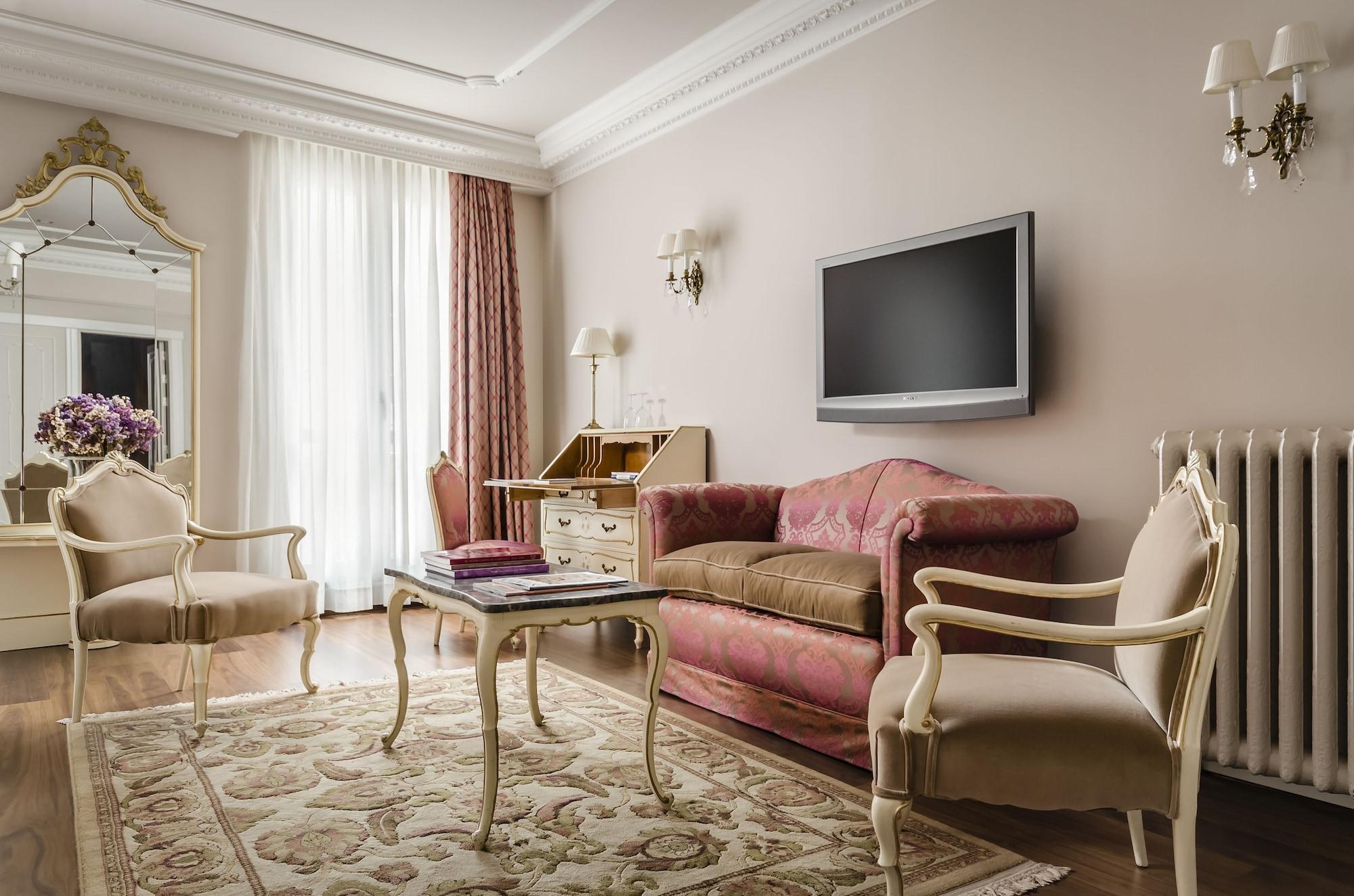 โรงแรมกรัน ลา เปร์ลา ปัมโปลนา ภายนอก รูปภาพ A living room