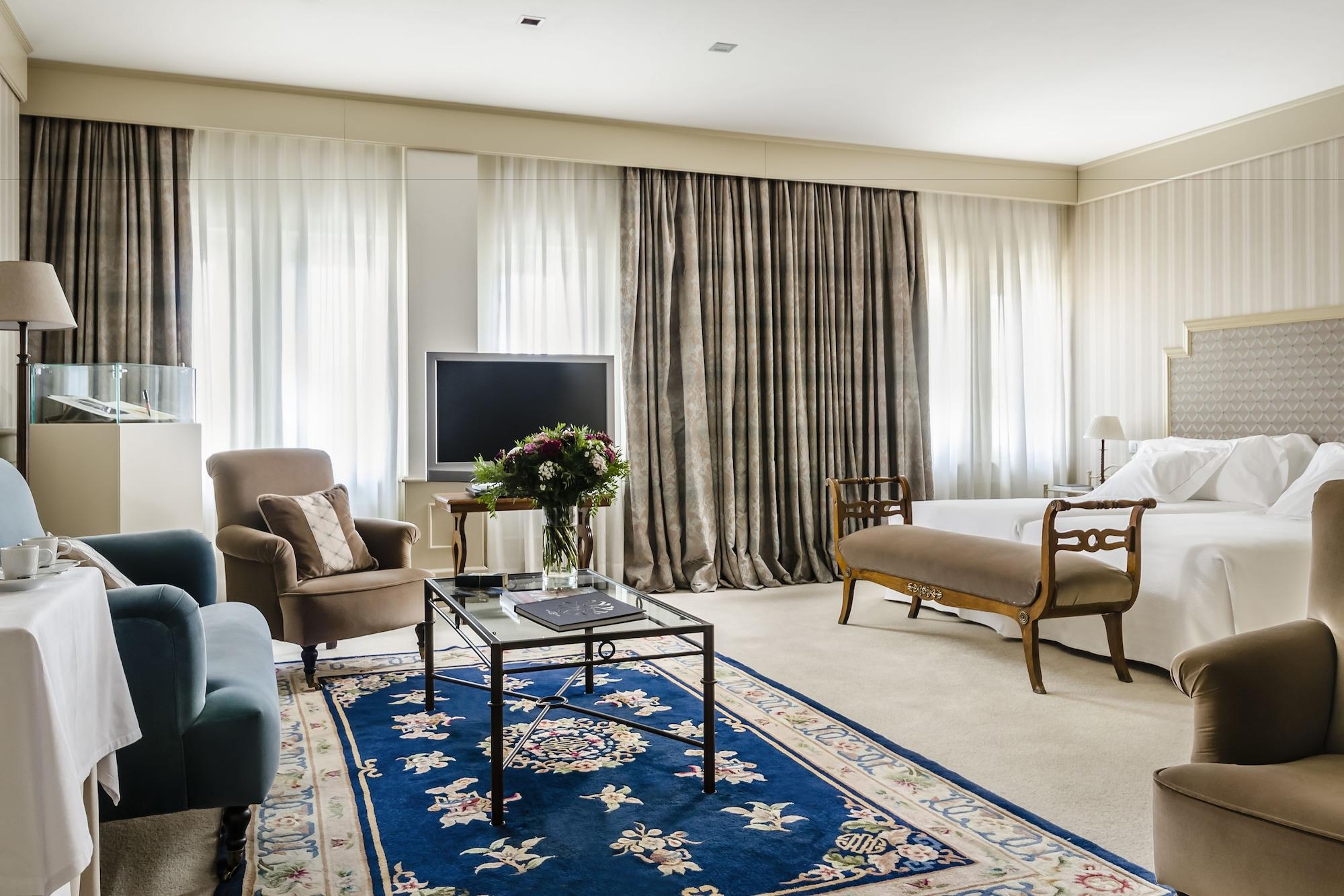 โรงแรมกรัน ลา เปร์ลา ปัมโปลนา ภายนอก รูปภาพ A suite at the hotel