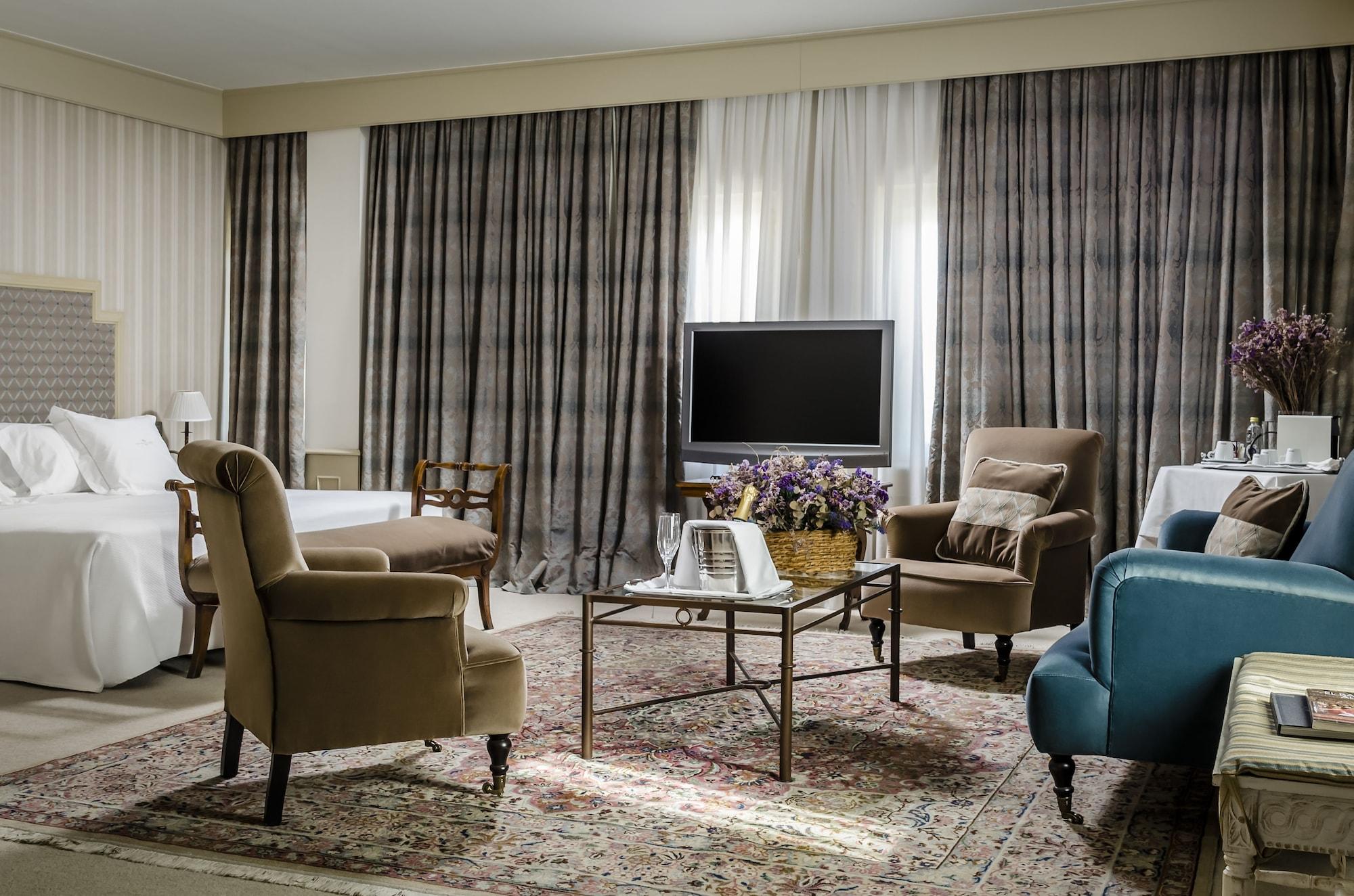 โรงแรมกรัน ลา เปร์ลา ปัมโปลนา ภายนอก รูปภาพ A living room