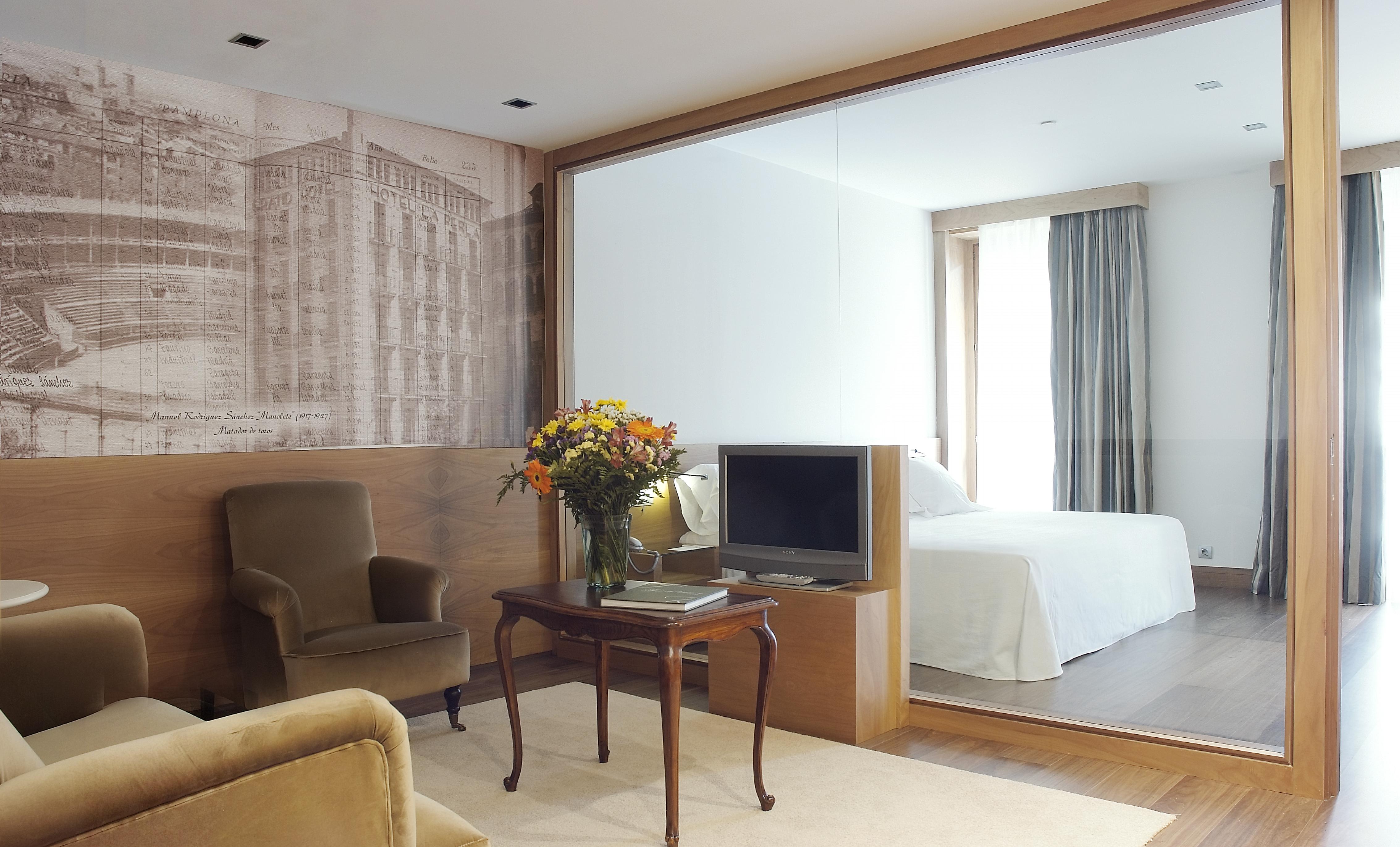 โรงแรมกรัน ลา เปร์ลา ปัมโปลนา ภายนอก รูปภาพ A room at the hotel