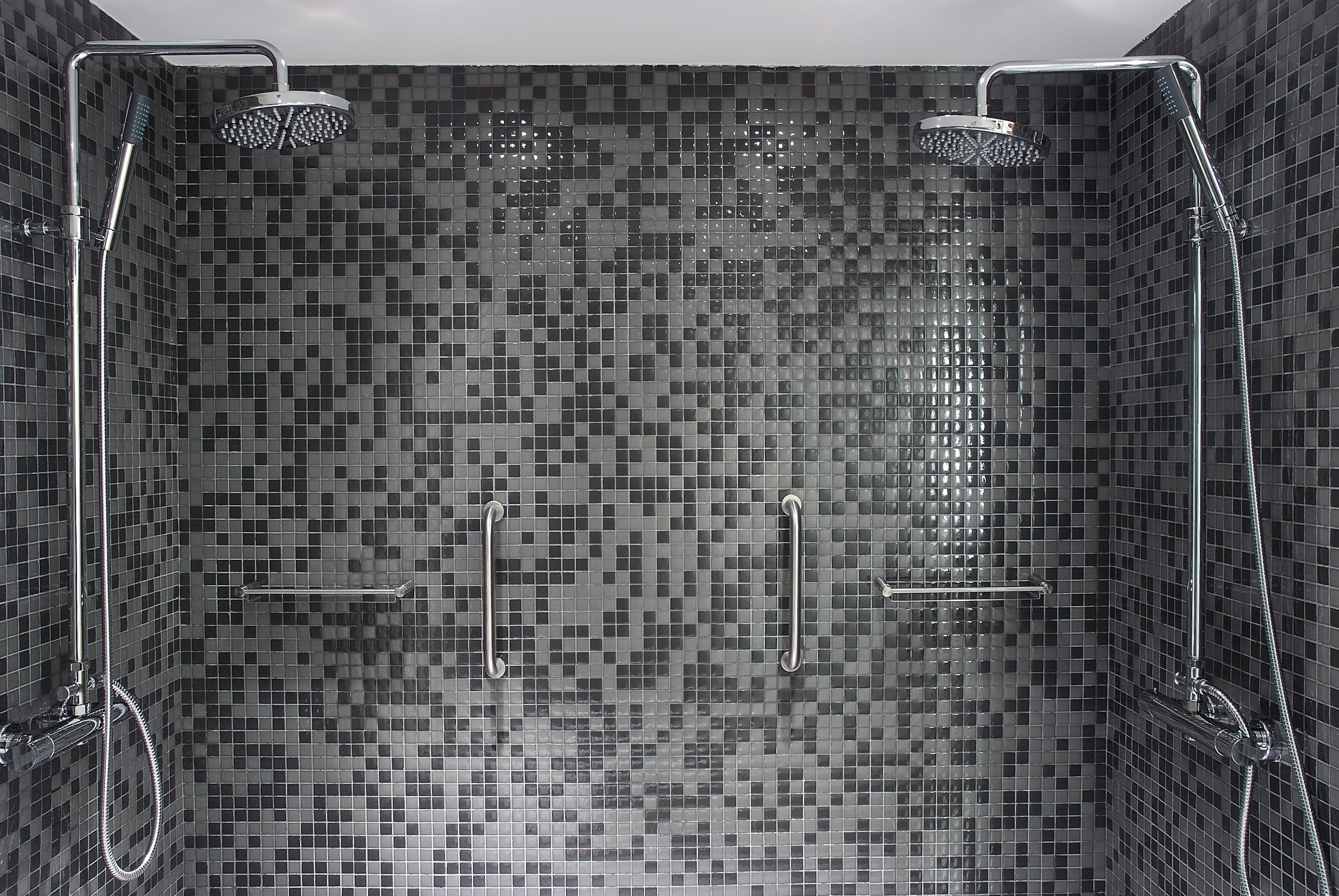 โรงแรมกรัน ลา เปร์ลา ปัมโปลนา ภายนอก รูปภาพ A shower with two shower heads