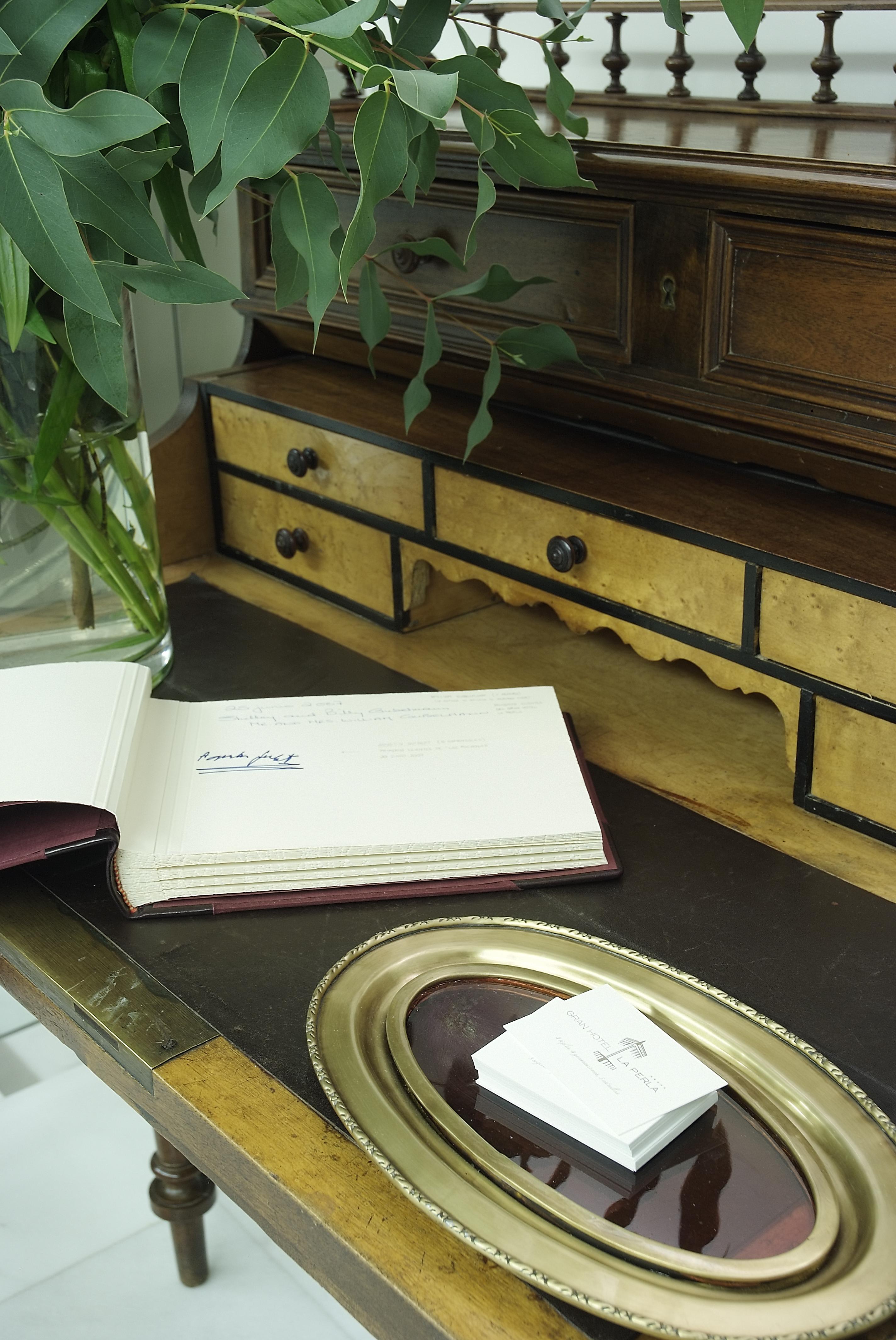 โรงแรมกรัน ลา เปร์ลา ปัมโปลนา ภายนอก รูปภาพ A guest book at a hotel