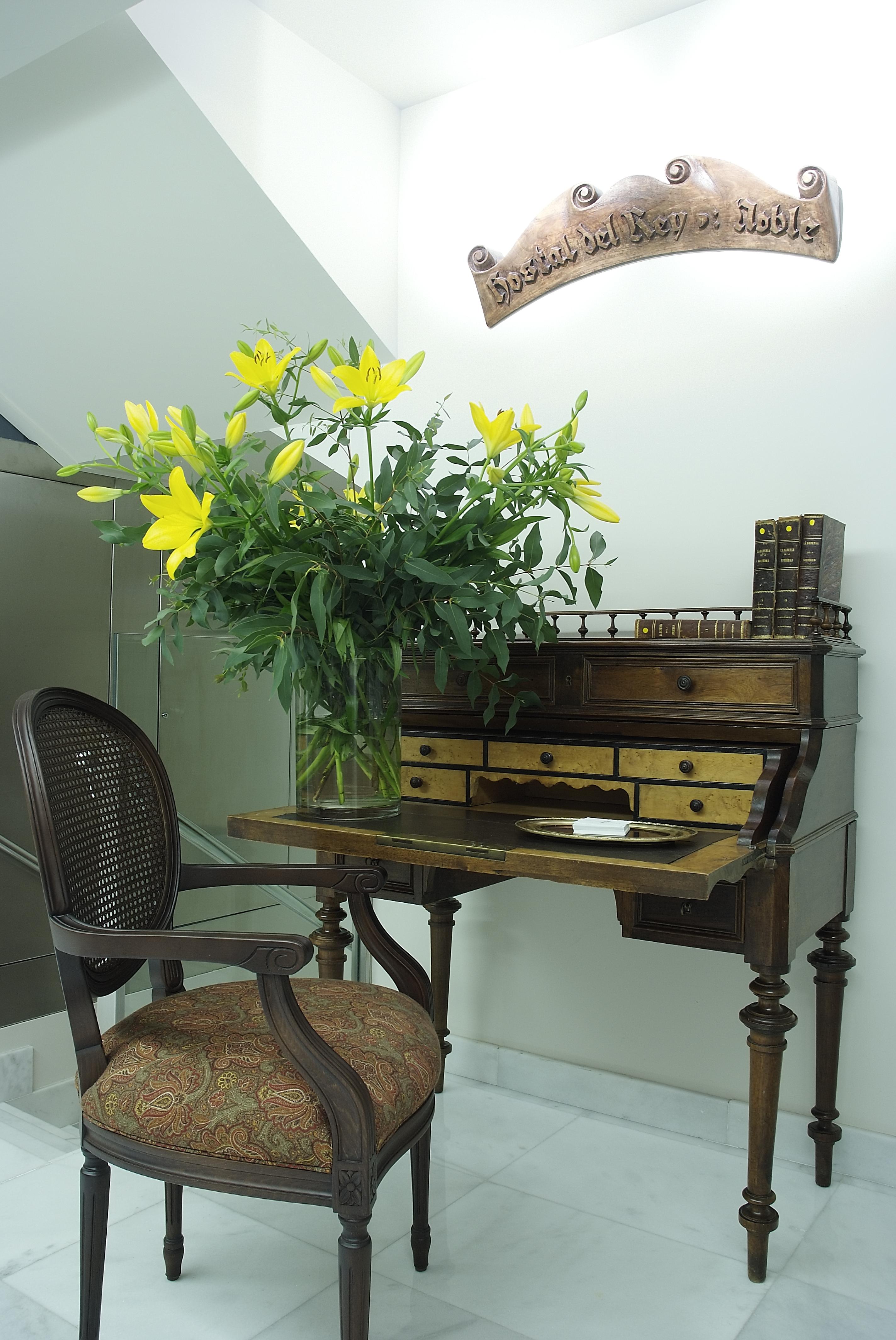 โรงแรมกรัน ลา เปร์ลา ปัมโปลนา ภายนอก รูปภาพ A secretary desk