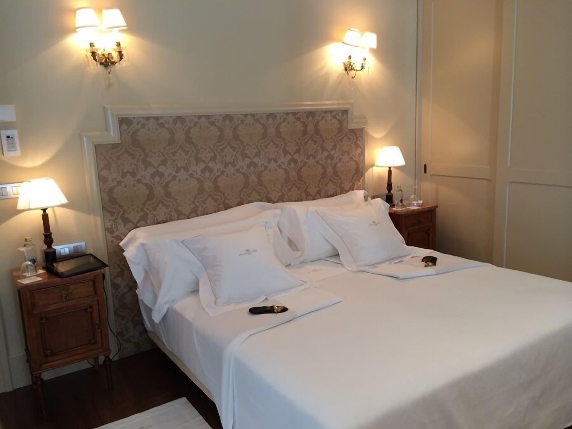 โรงแรมกรัน ลา เปร์ลา ปัมโปลนา ภายนอก รูปภาพ A bedroom at the hotel
