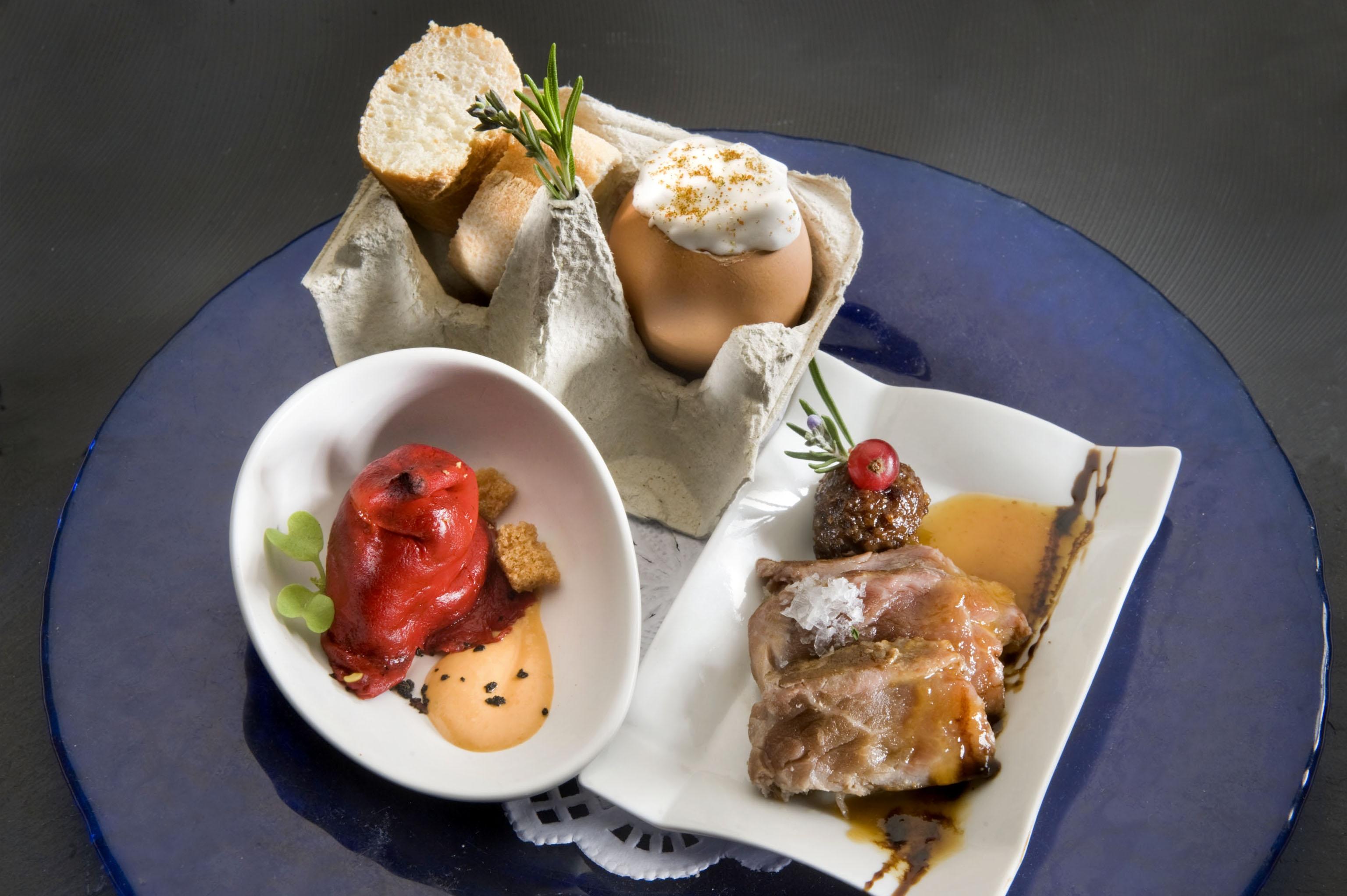 โรงแรมกรัน ลา เปร์ลา ปัมโปลนา ภายนอก รูปภาพ A selection of tapas