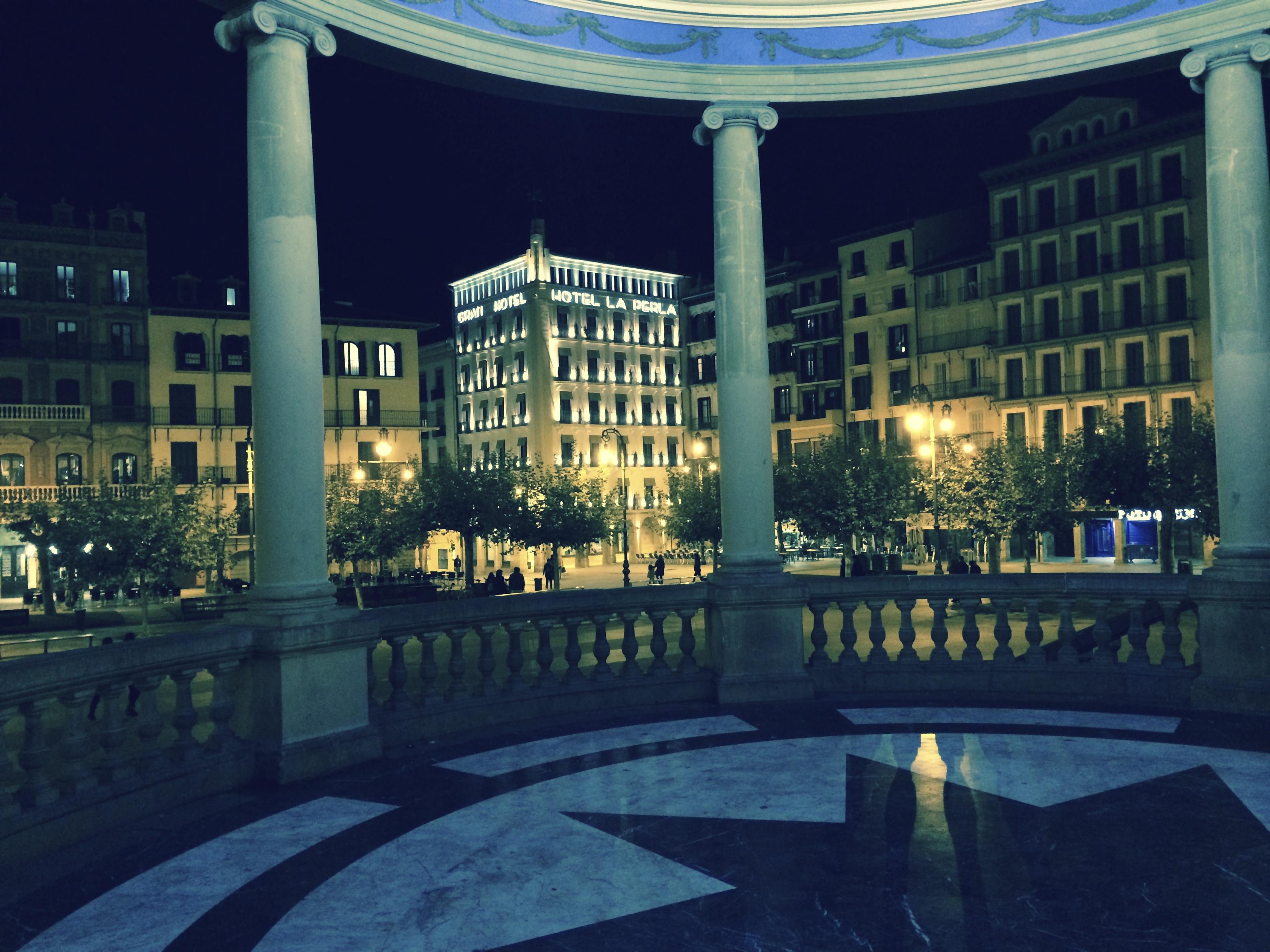 โรงแรมกรัน ลา เปร์ลา ปัมโปลนา ภายนอก รูปภาพ The square at night