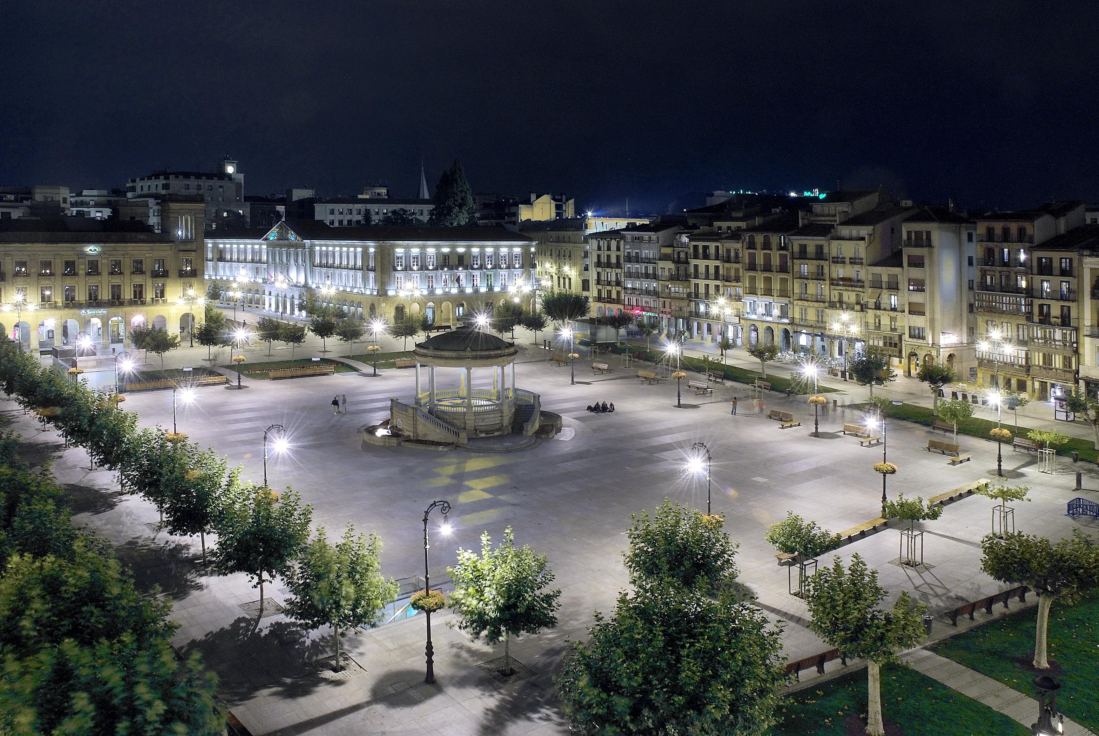 โรงแรมกรัน ลา เปร์ลา ปัมโปลนา ภายนอก รูปภาพ Piazza del Popolo