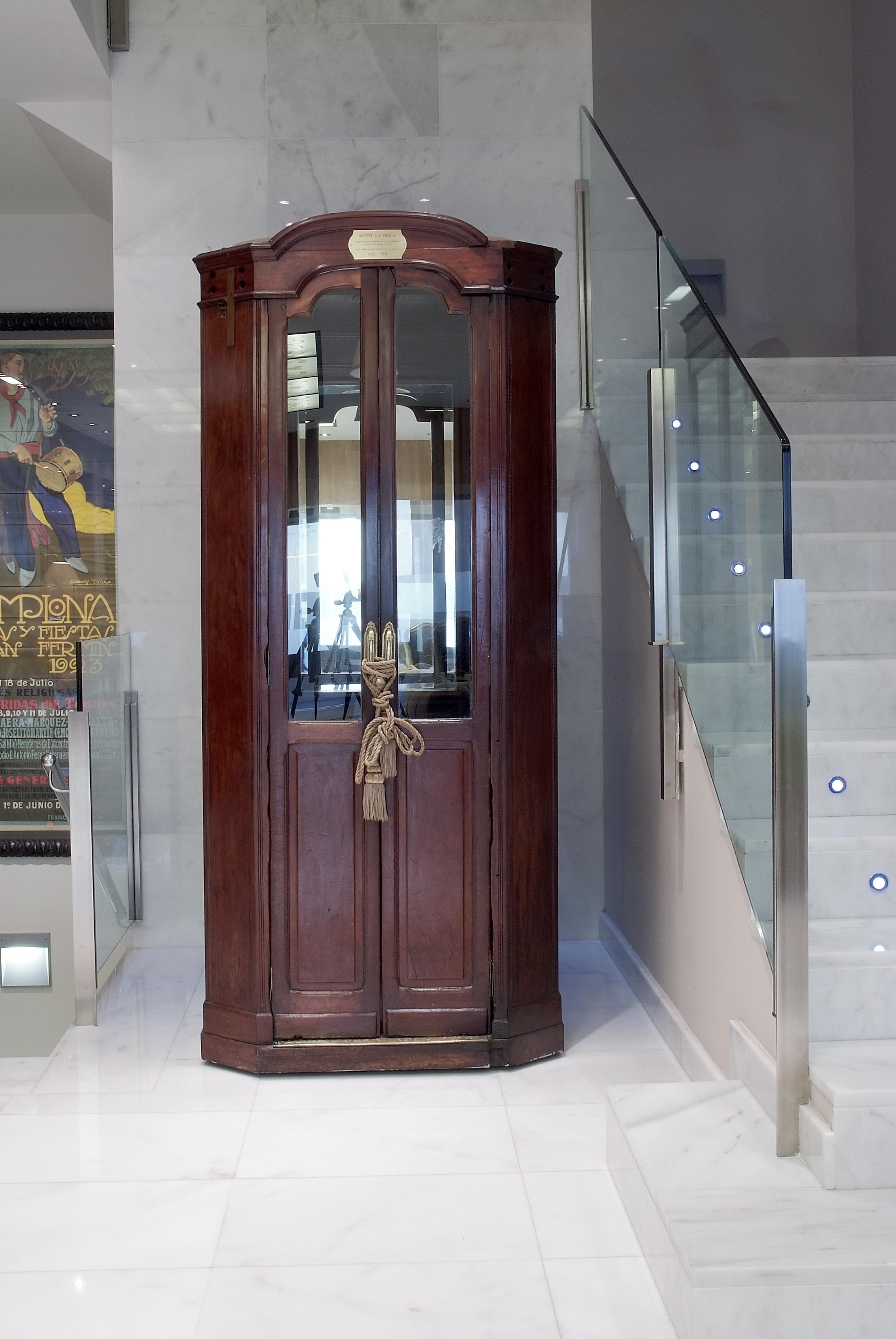 โรงแรมกรัน ลา เปร์ลา ปัมโปลนา ภายนอก รูปภาพ The door of the synagogue