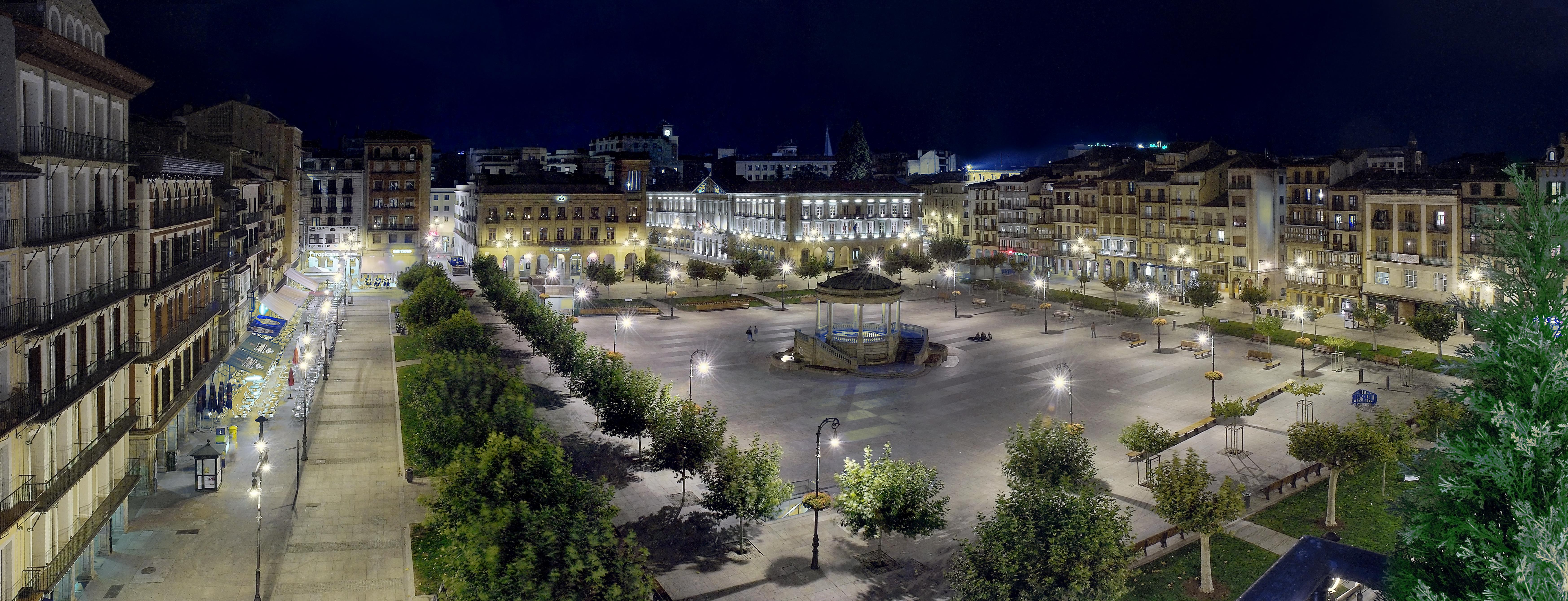 โรงแรมกรัน ลา เปร์ลา ปัมโปลนา ภายนอก รูปภาพ Plaza de España