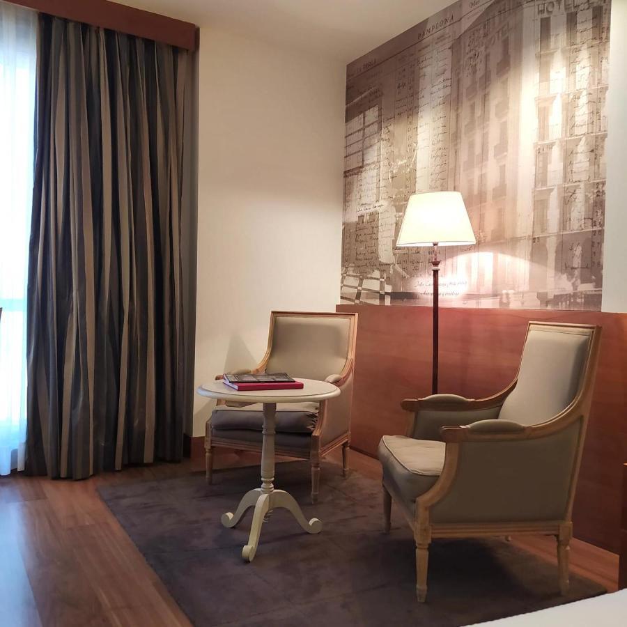 โรงแรมกรัน ลา เปร์ลา ปัมโปลนา ภายนอก รูปภาพ A room at the hotel