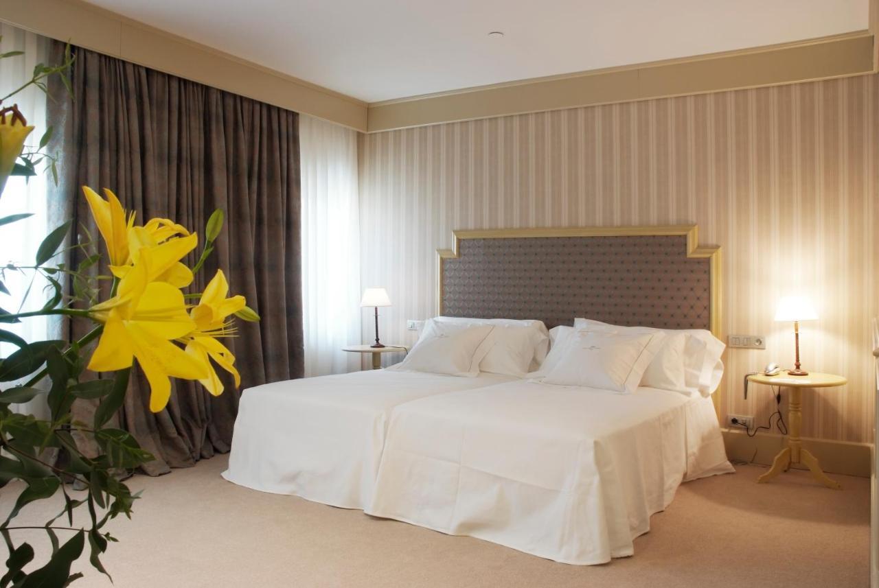 โรงแรมกรัน ลา เปร์ลา ปัมโปลนา ภายนอก รูปภาพ A bedroom at the hotel