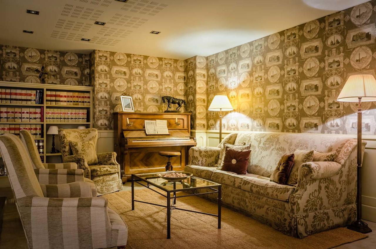 โรงแรมกรัน ลา เปร์ลา ปัมโปลนา ภายนอก รูปภาพ A room at the Château de Chaumont