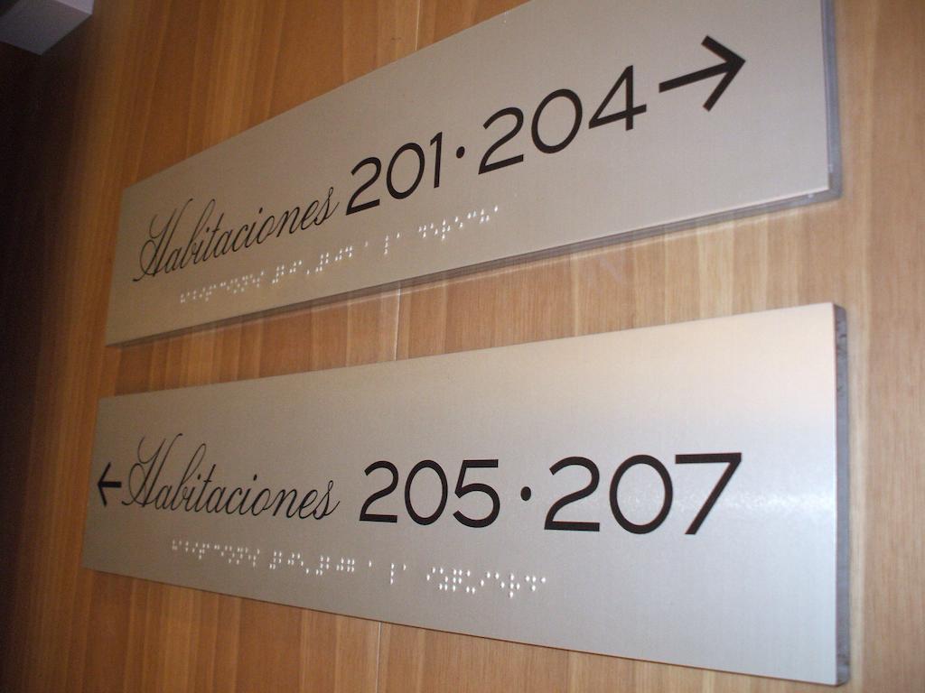โรงแรมกรัน ลา เปร์ลา ปัมโปลนา ภายนอก รูปภาพ Braille signage