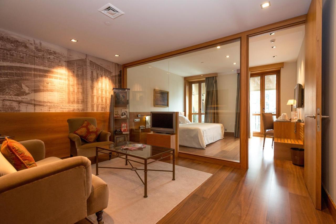 โรงแรมกรัน ลา เปร์ลา ปัมโปลนา ภายนอก รูปภาพ A suite at the hotel