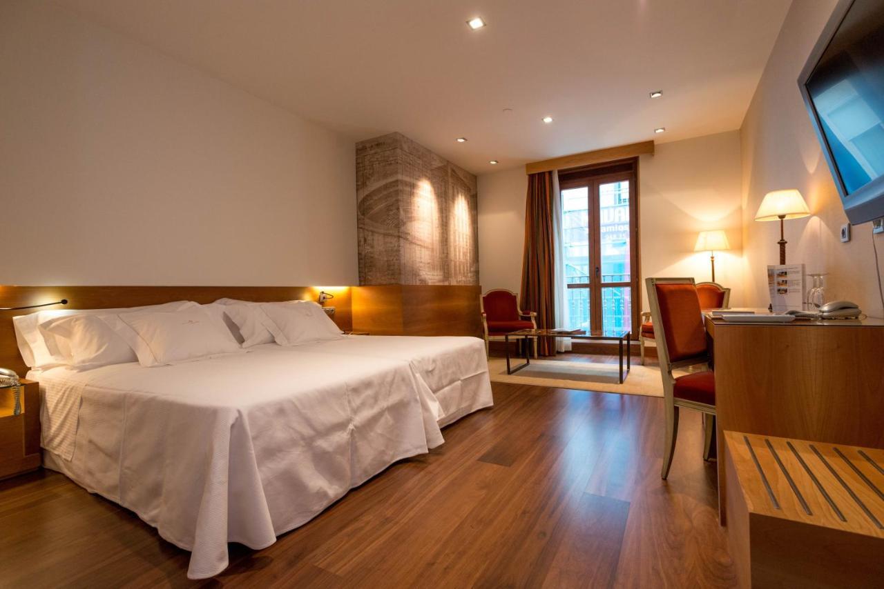 โรงแรมกรัน ลา เปร์ลา ปัมโปลนา ภายนอก รูปภาพ A room at the hotel